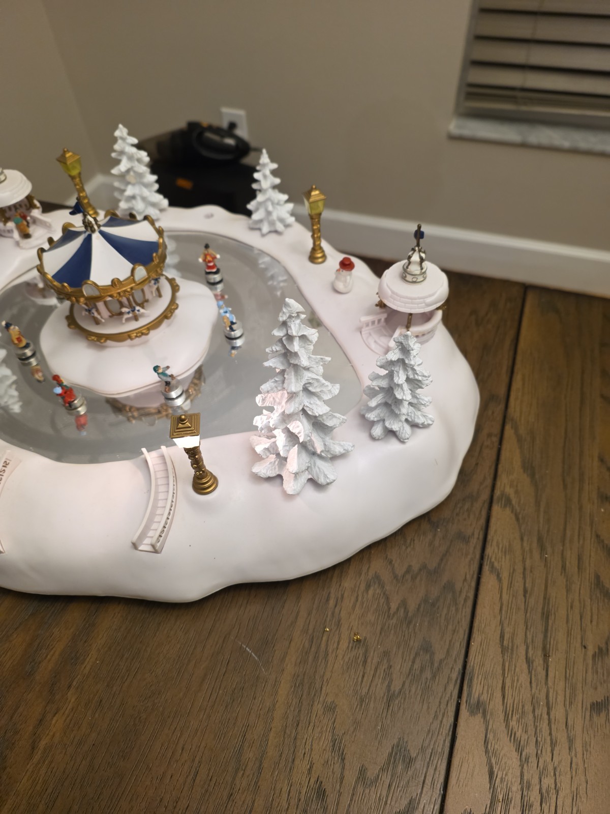 Trendmasters 1997 Christmas Magic Winter Wonderland Musical Ice Skating Carnival