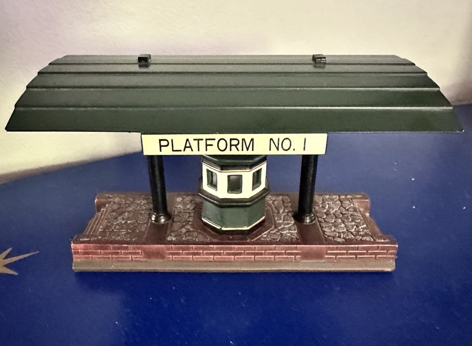 Department 56 Dickens Heritage Village Victoria Station Train Platform