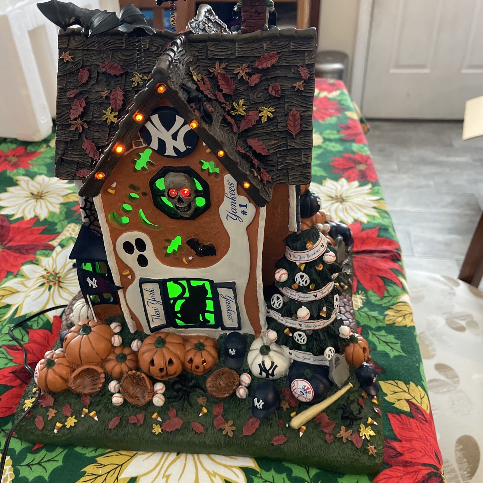 Rare Danbury Mint Haunted Halloween Lighted New York Yankees Welcome House MINT
