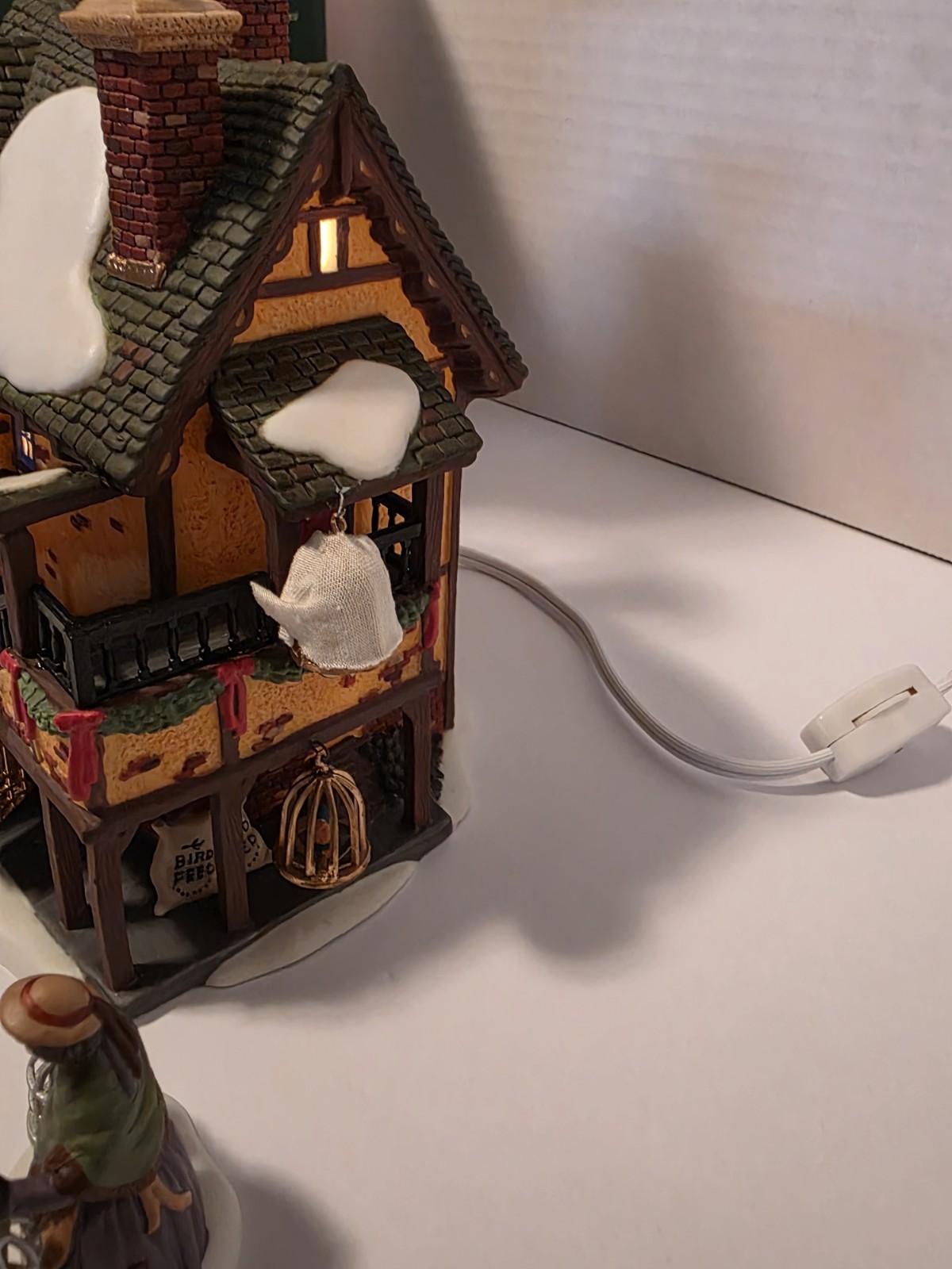Department 56 Wingham Lane Parrot Seller Complete set w accessories Bird Seller
