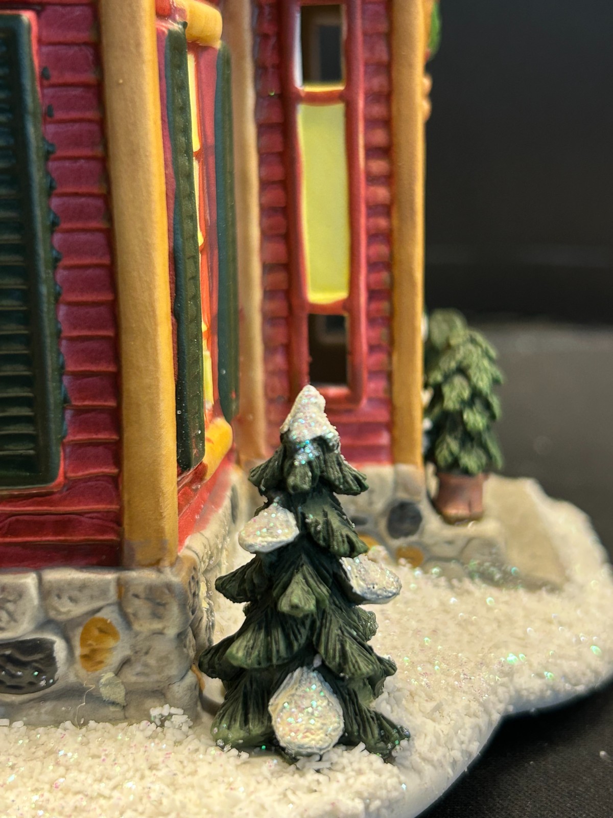 🎄🎄 St Nicholas Square Lighted Berrywood School House W/ 2 Extra figures