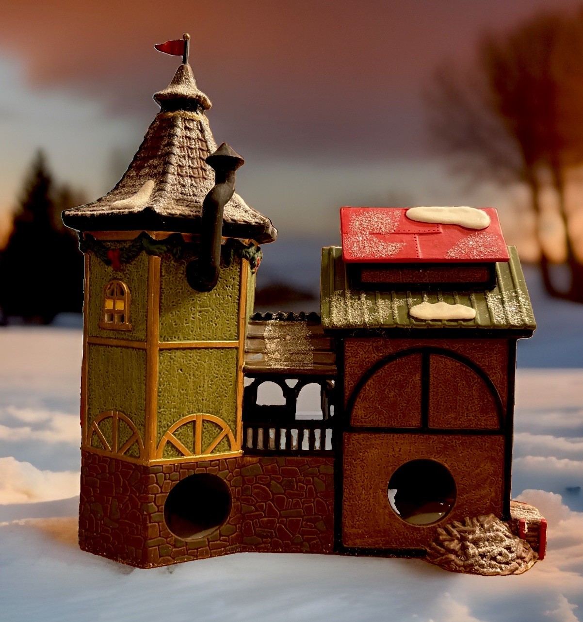 Dept 56 North Pole Series “ Elfin Forge & Assembly Shop” Light & Box Mint