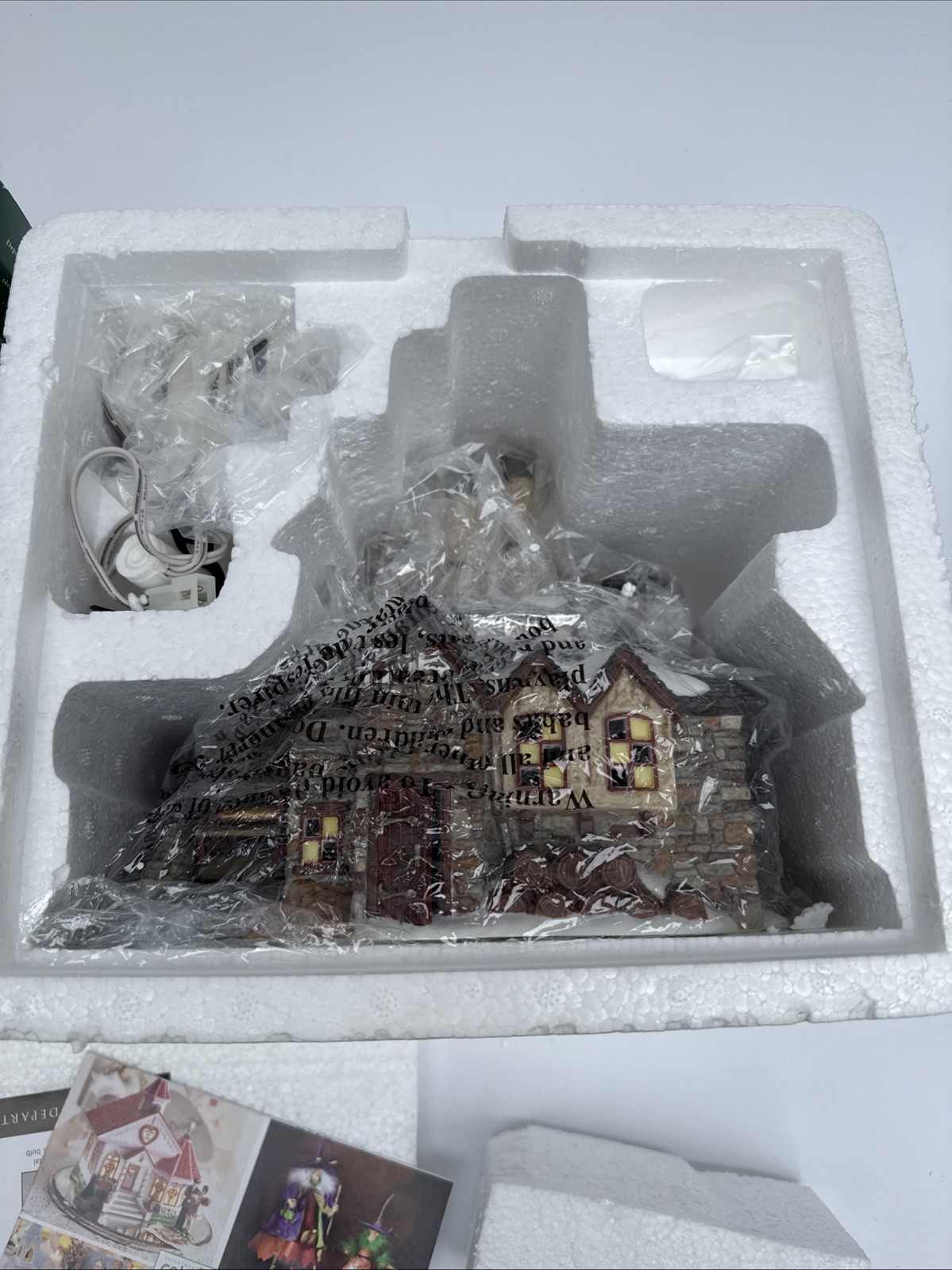 Dept 56 Dickens Village 2005 LONDON GIN DISTILLERY #58746