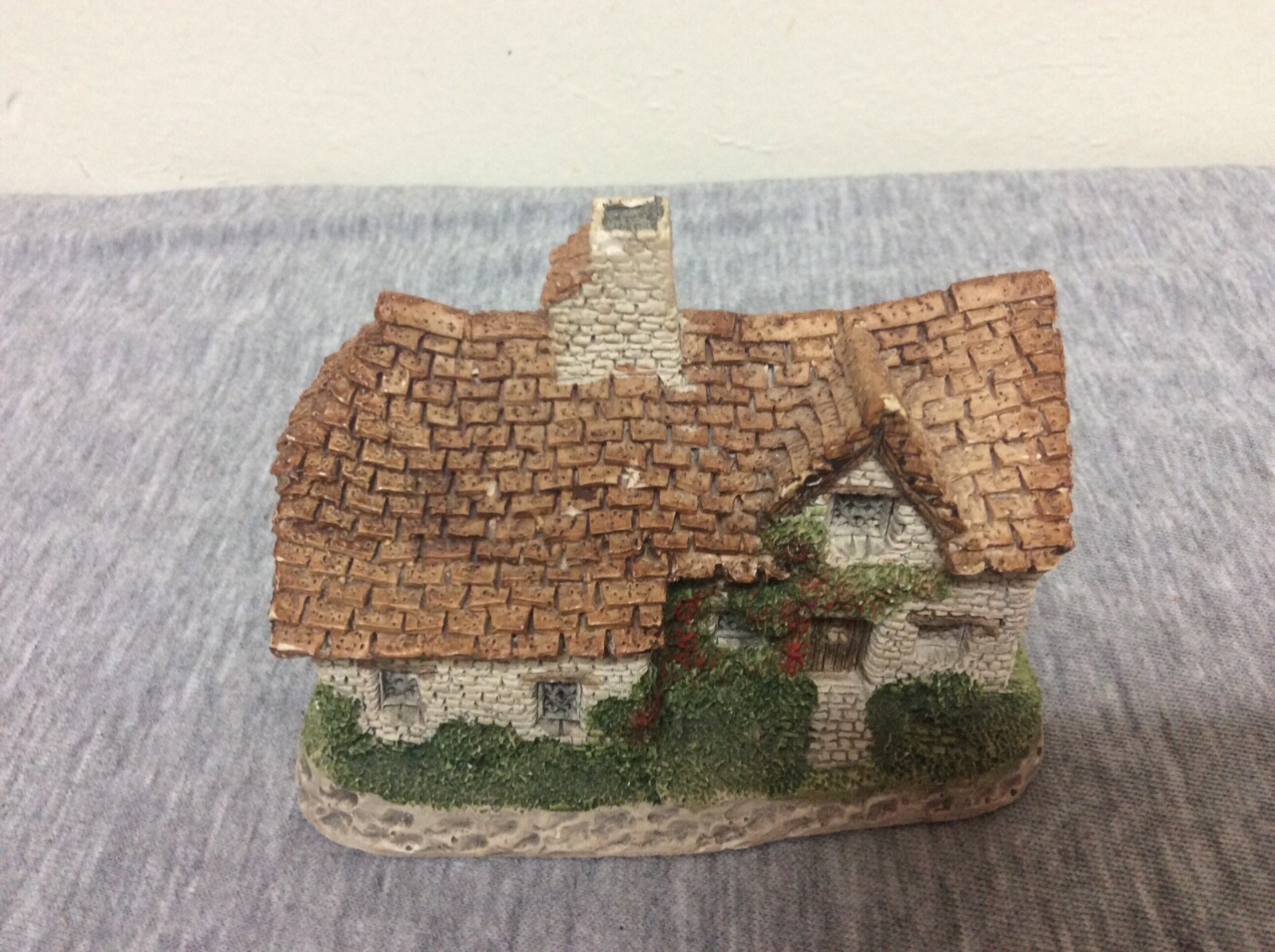 Vintage 1983 David Winter Hand Painted Sussex Cottage Figure