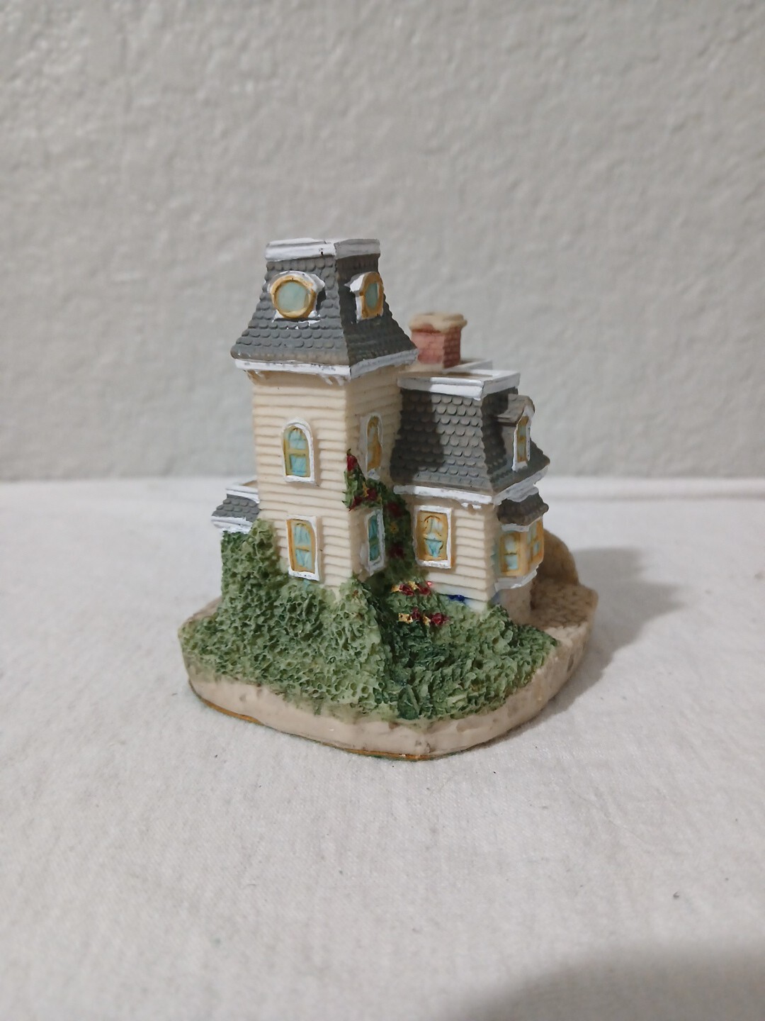 International Resourcing Services Mini Village Houses Lot of 5 Houses Vtg 1993