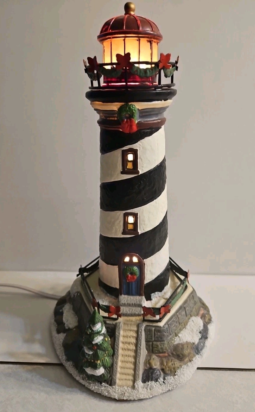 St. Nicholas Square 2005 Lighthouse Illuminated The Village Collection – Works