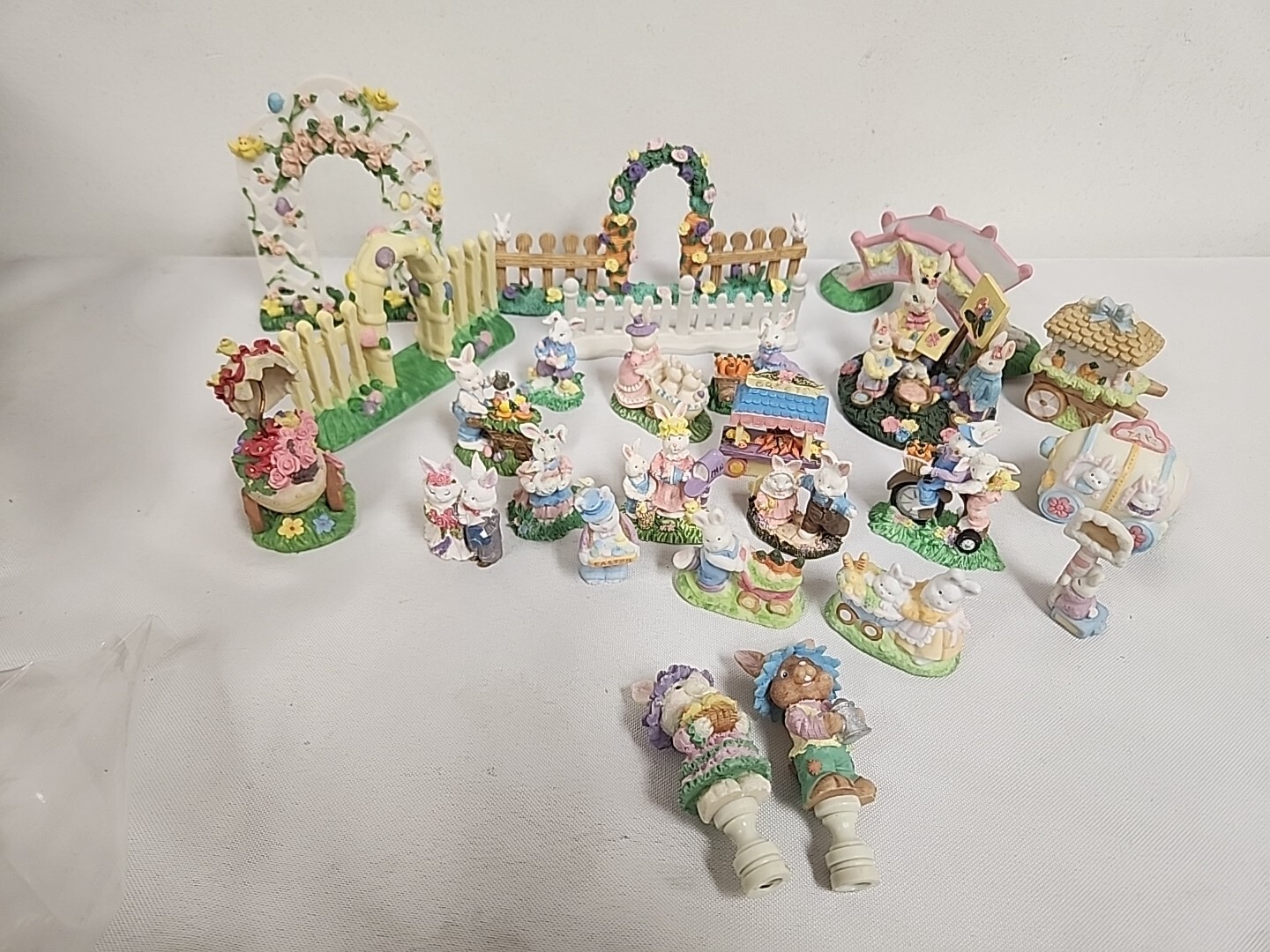 Easter Village Miniatures Figurines Fences Archway Trellis Cottontale 25 PCS