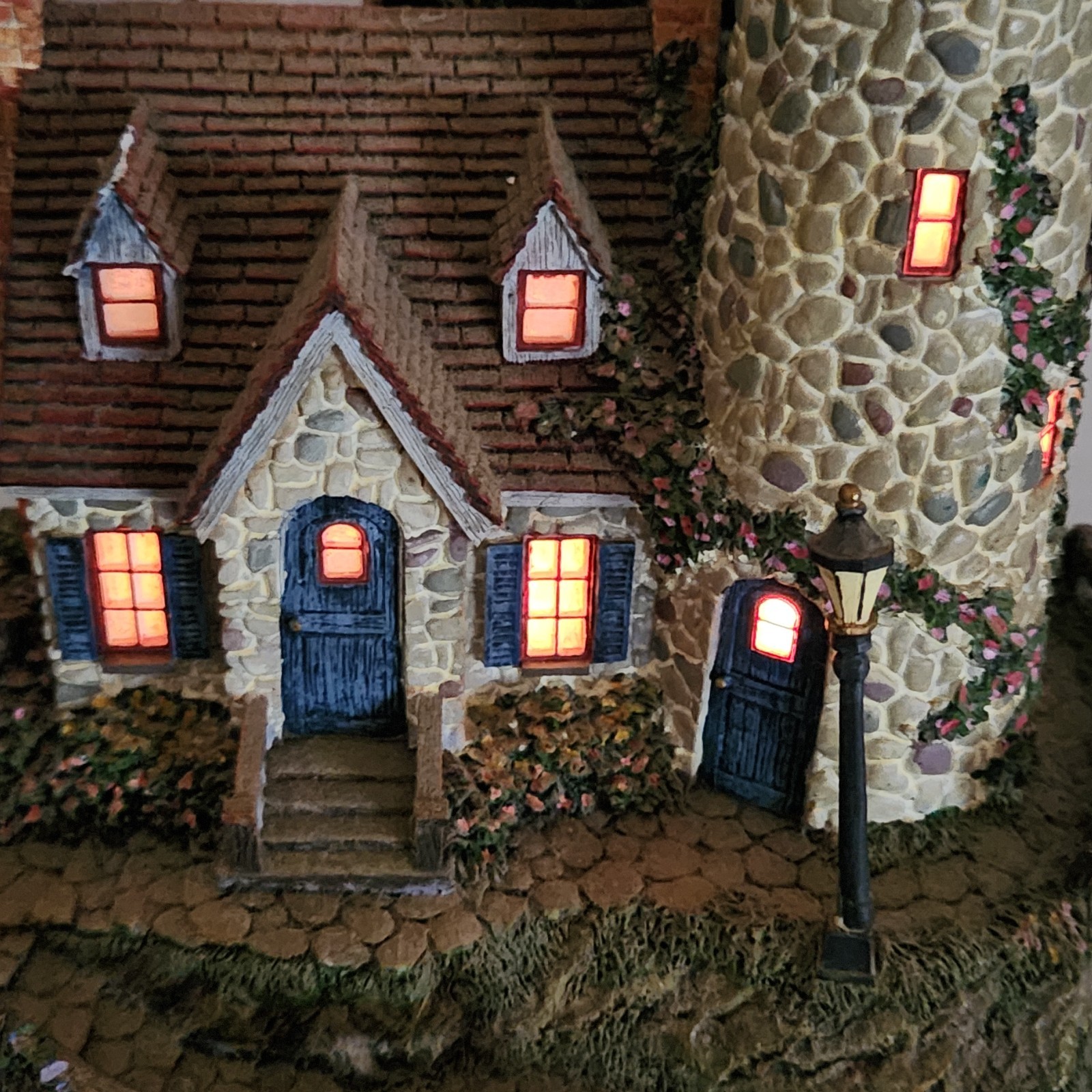 Hawthorne Village Thomas Kinkade Seaside Village Guiding Point Lighthouse Light
