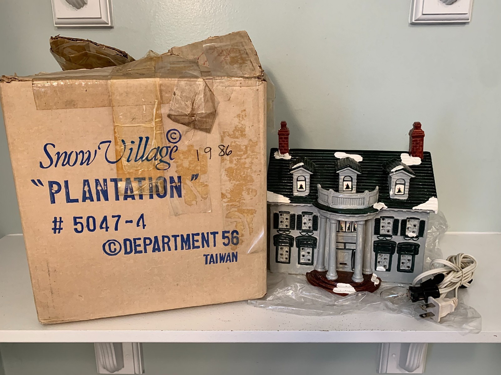 Department 56 Snow Village Plantation House Lighted w/ Box #5047-4 Retired