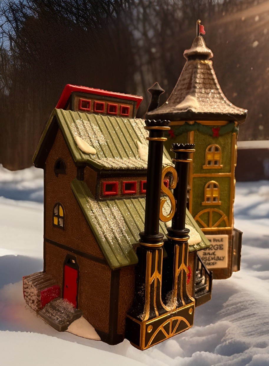 Dept 56 North Pole Series “ Elfin Forge & Assembly Shop” Light & Box Mint