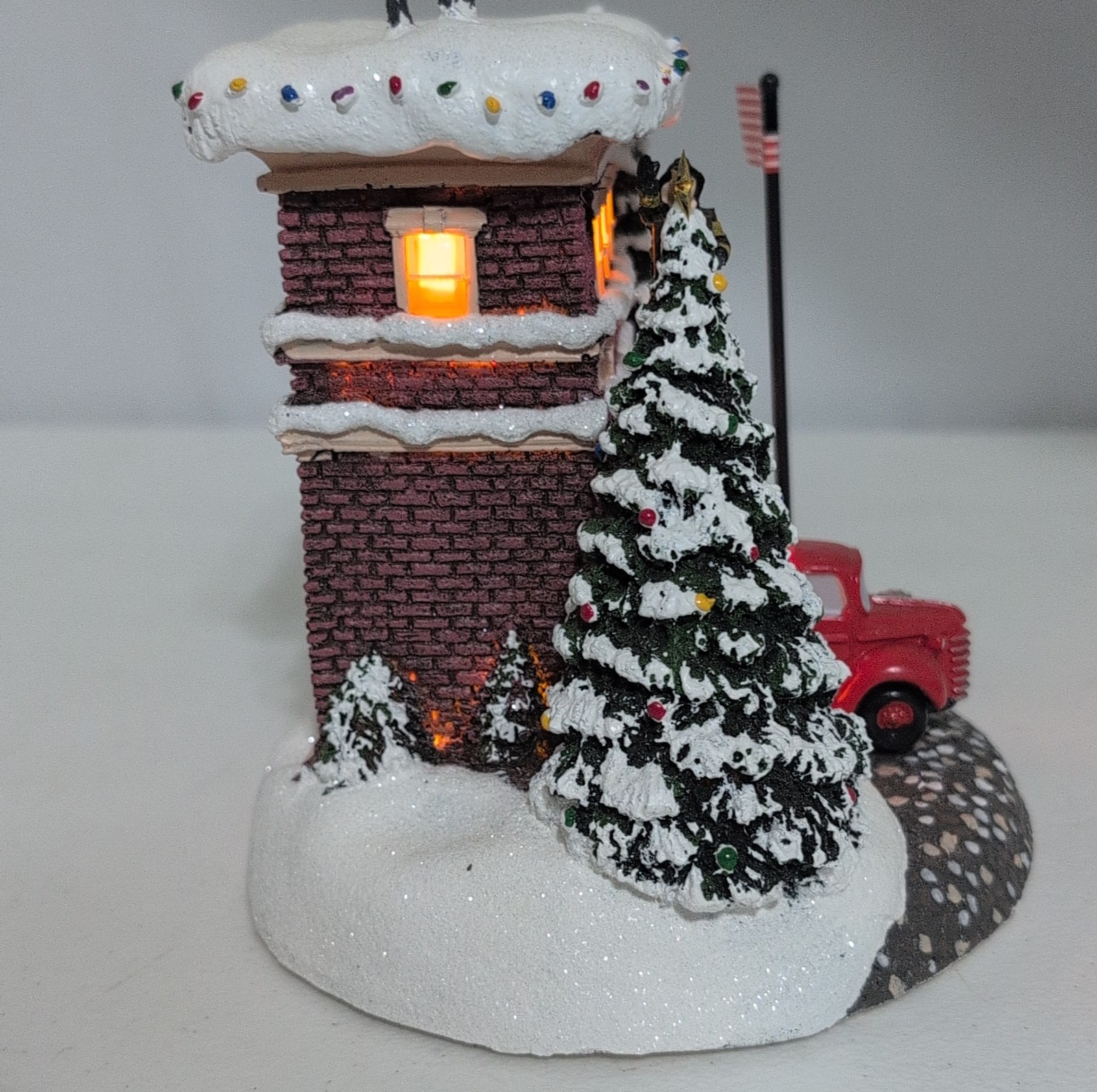 Thomas Kinkade Light Up Christmas Village Fire Station Firemen First Responders