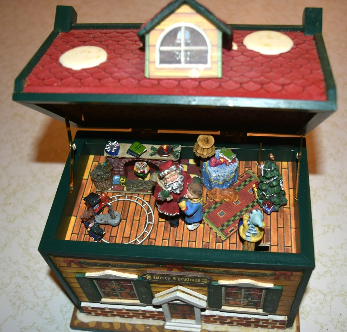 CHRISTMAS TRADITIONS “Christmas House,” (4.25″ x 7.25″ x 8.25″) in Original Box