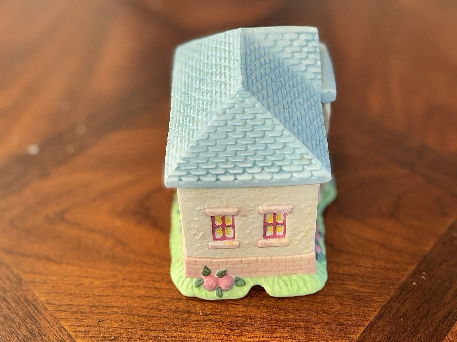 Vintage Yi Cheing Ceramic Figurine House (1993)