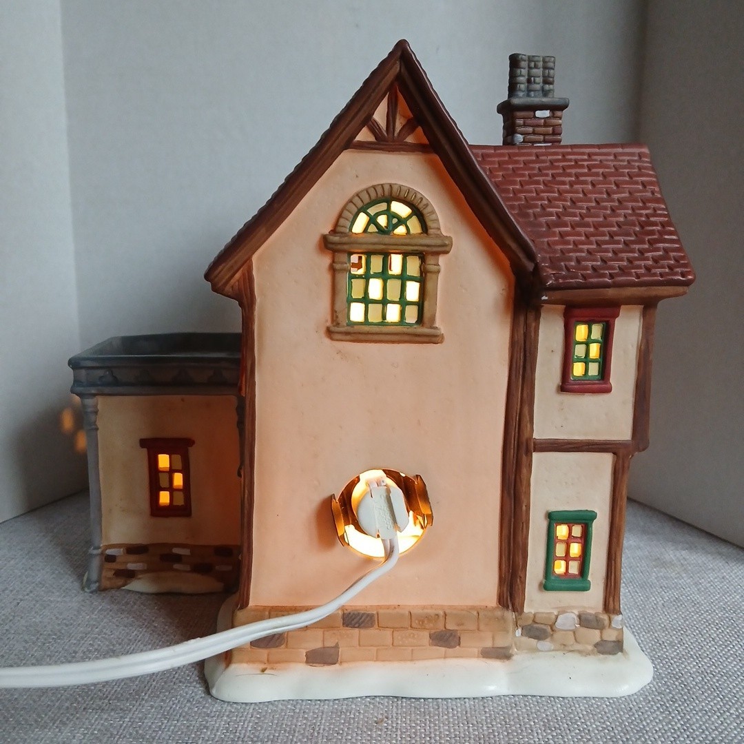 Vintage Holiday Time Village Collectibles P7155 Christmas Decor people in Window