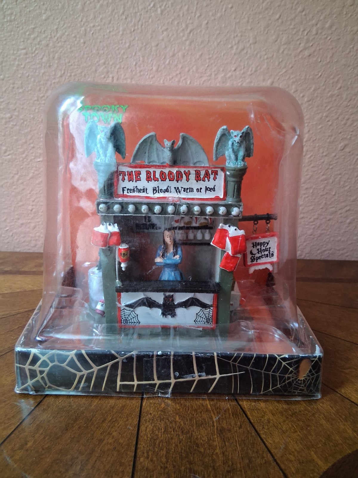 Lemax Spooky Town – The Bloody Bat Table Accent #33005 + Bonus Vampire Figure