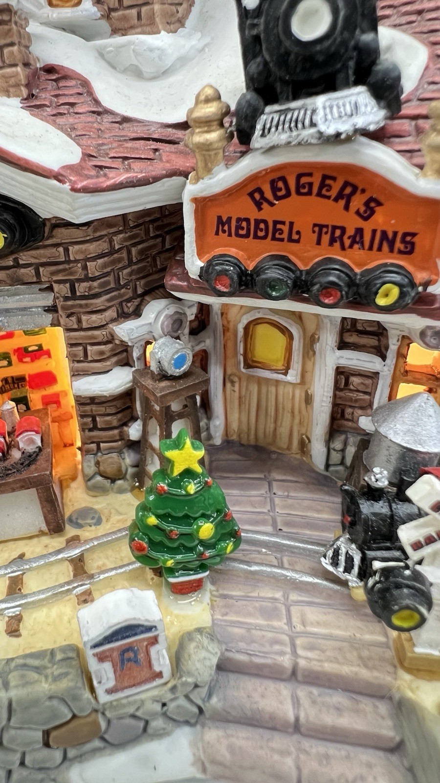 Lemax Caddington Village “Roger’s Model Trains” 35879M Retired 2003 Please Read