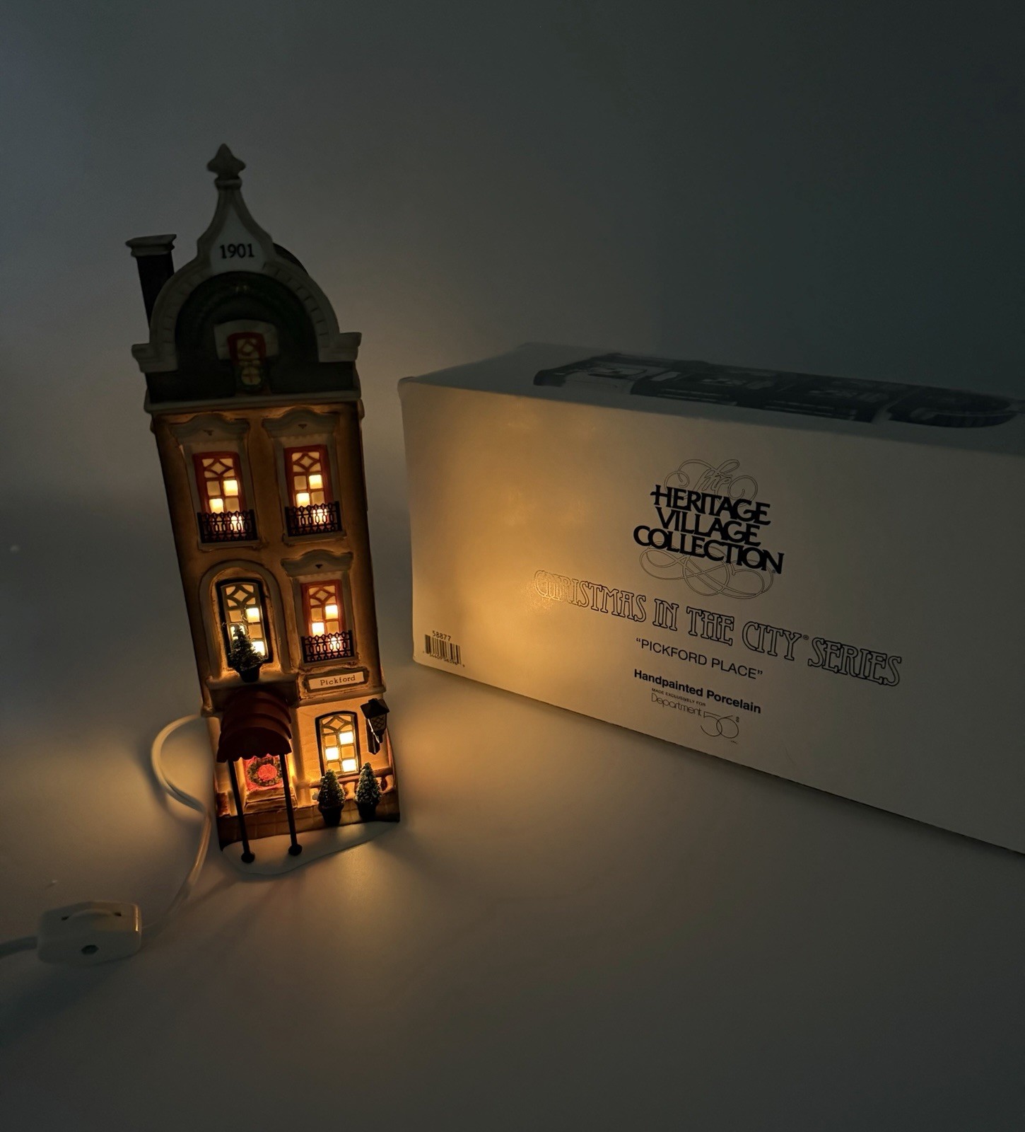 Dept 56 Christmas in the City Series Pickford Place #58877 W/ Box & Light CIB