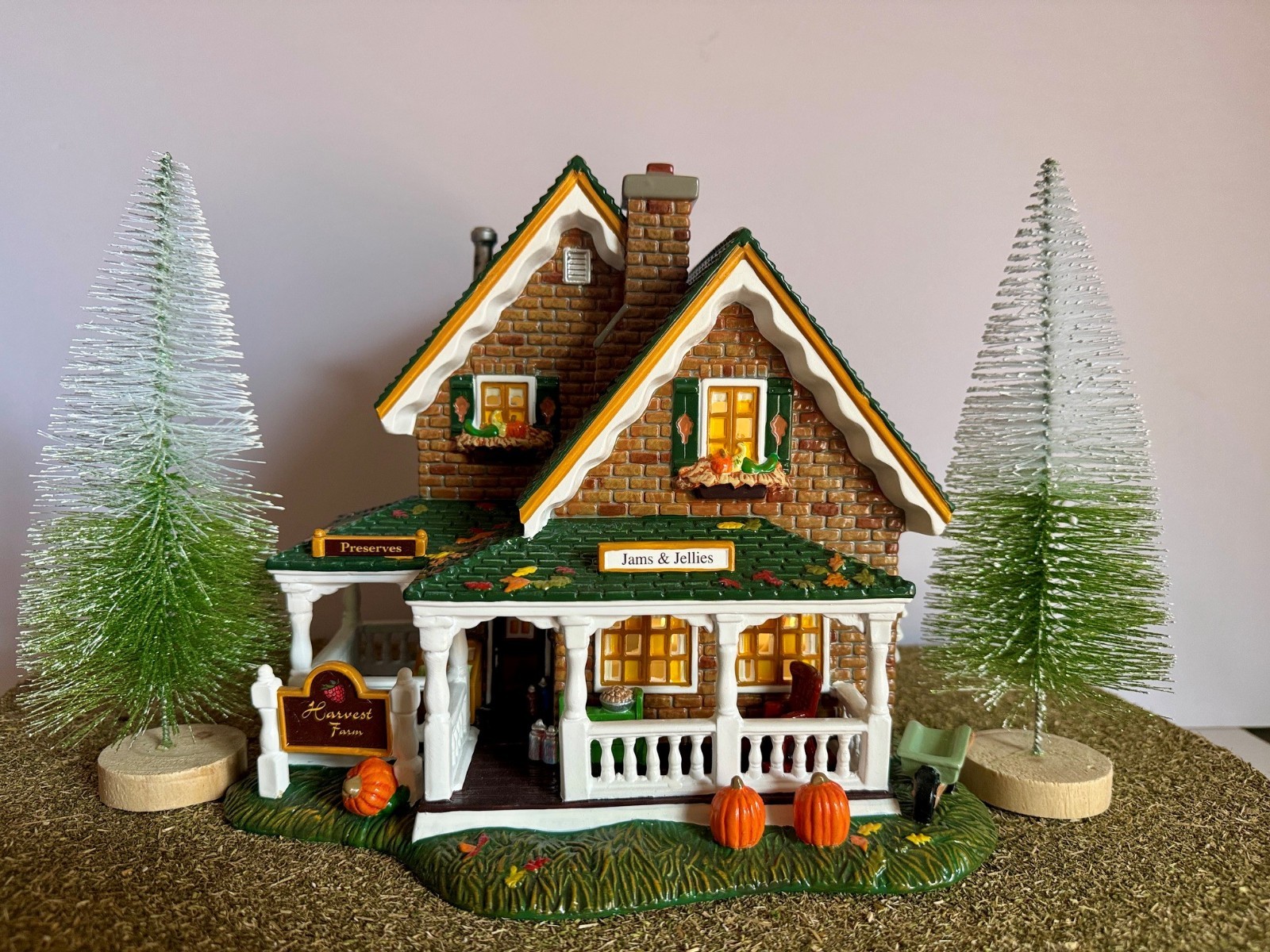 Dept 56 Snow Village Harvest Farm Roadside Sales, 55605 w/2 Green/White Trees