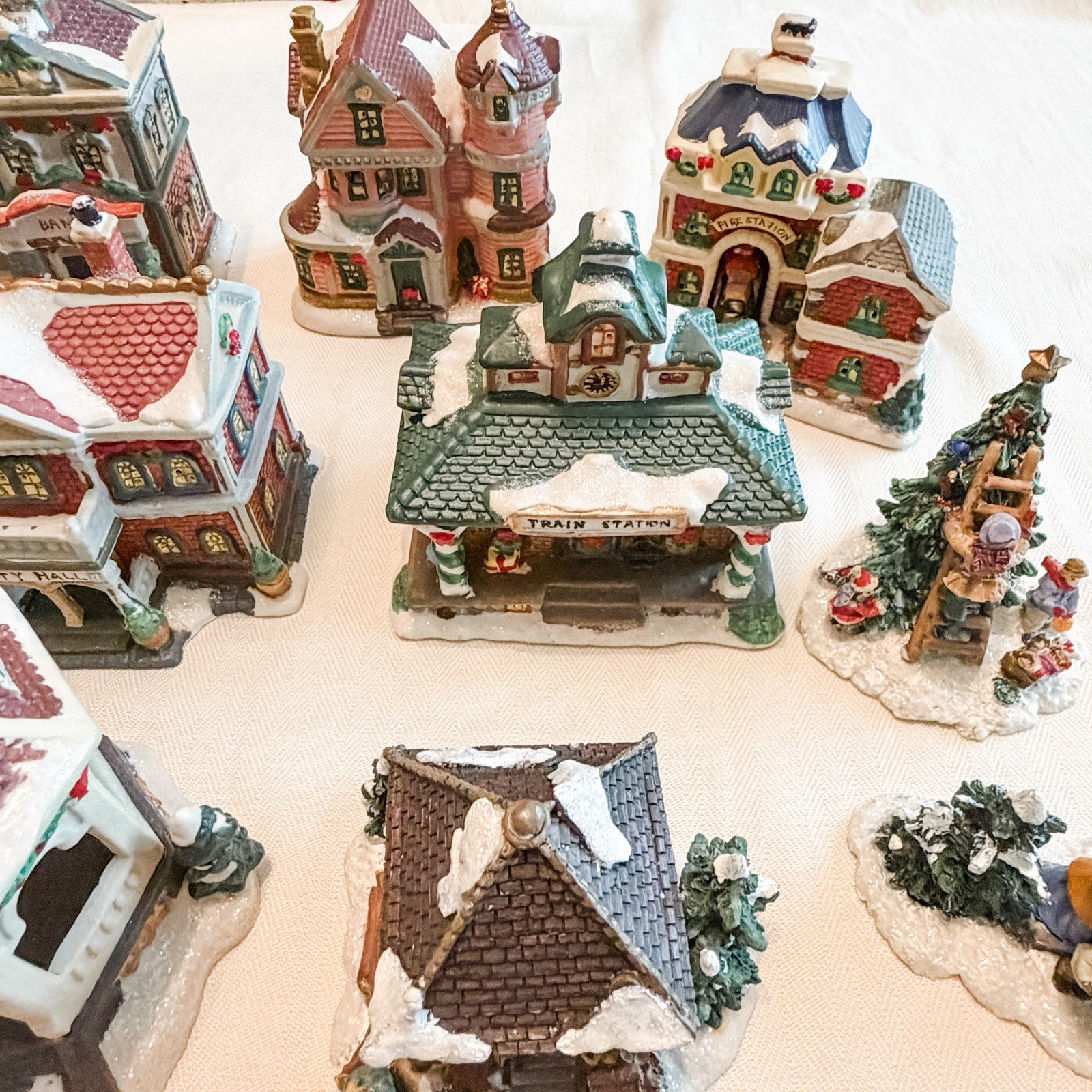 Cobblestone Corners Windham Heights 17 pc Ceramic Christmas Village 2004, 2005