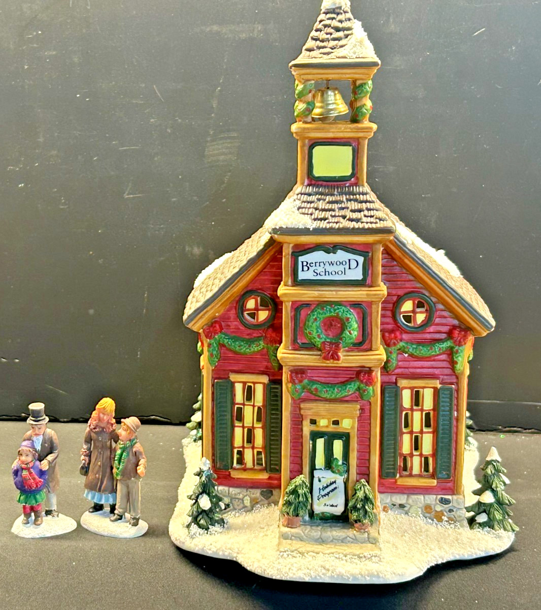🎄🎄 St Nicholas Square Lighted Berrywood School House W/ 2 Extra figures