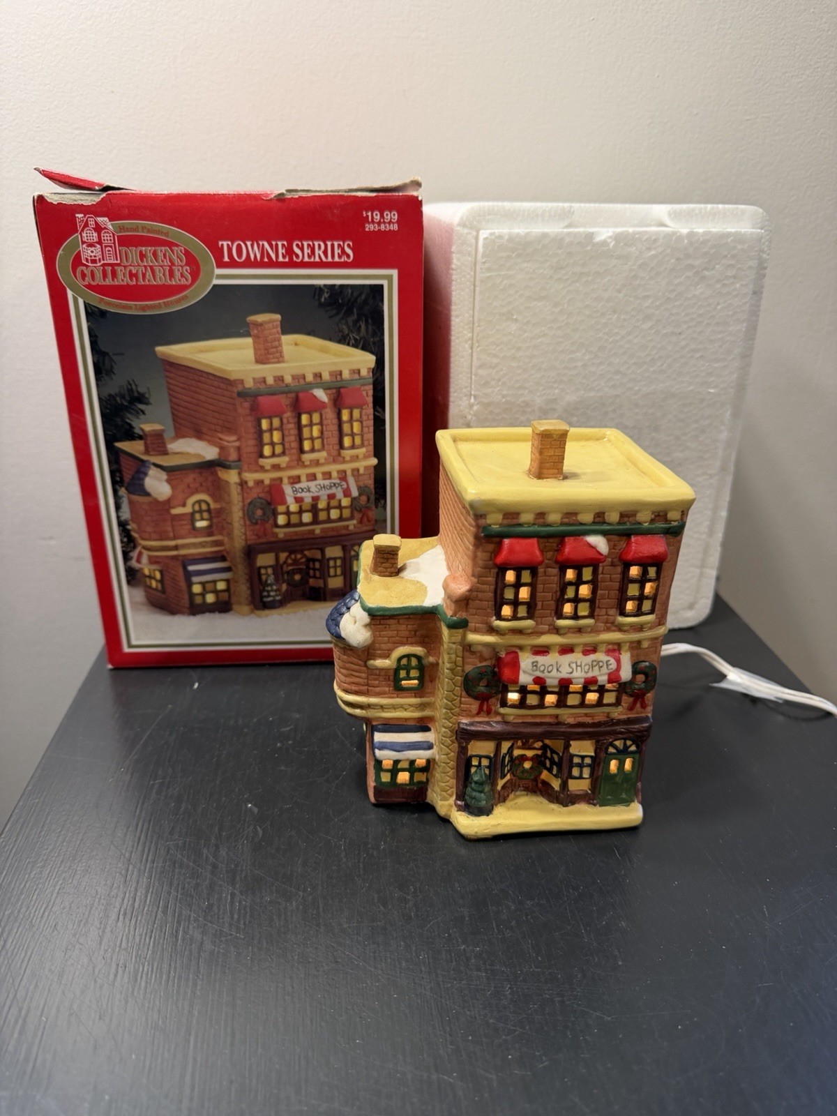 Vintage 1995 Dickens Collectables Towne Series Book Shoppe Lighted House w Box