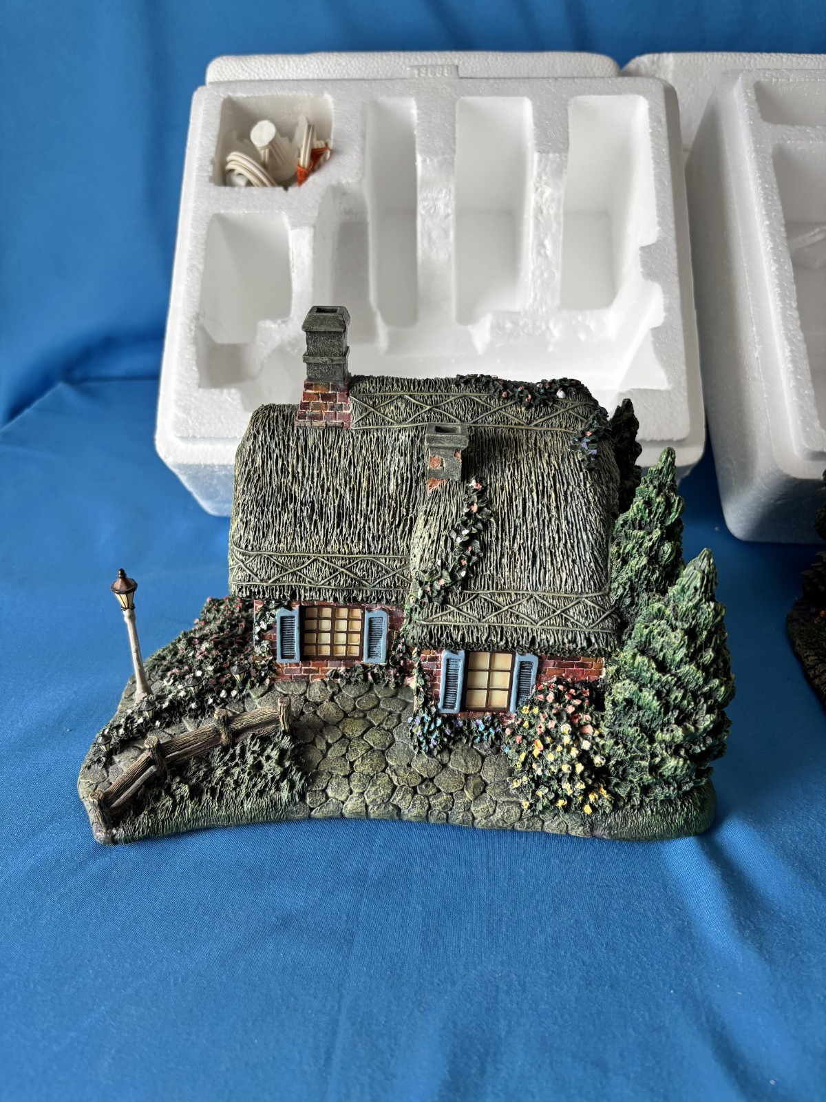(2) HAWTHORNE VILLAGE “Sweetheart Cottage & Day Lodge” Thomas Kinkade Sculptures