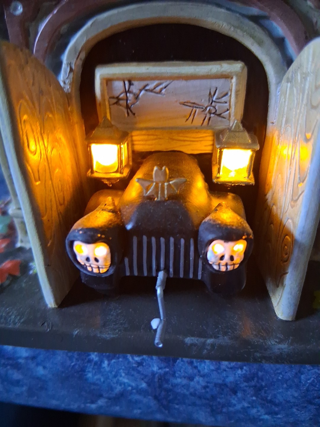 Vintage Department 56 Grimsly’s Garage Snow Village Halloween Works 2005. Nice