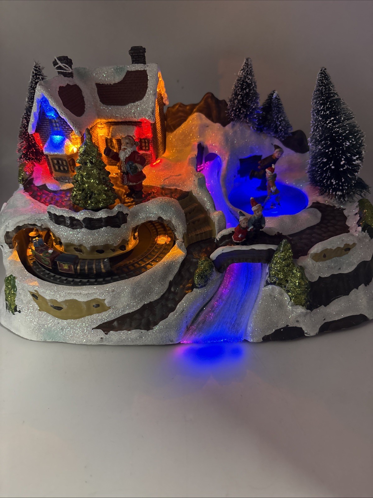 2011 Avon Winter Wonderland Animated Musical Fiber Optic Village Centerpiece