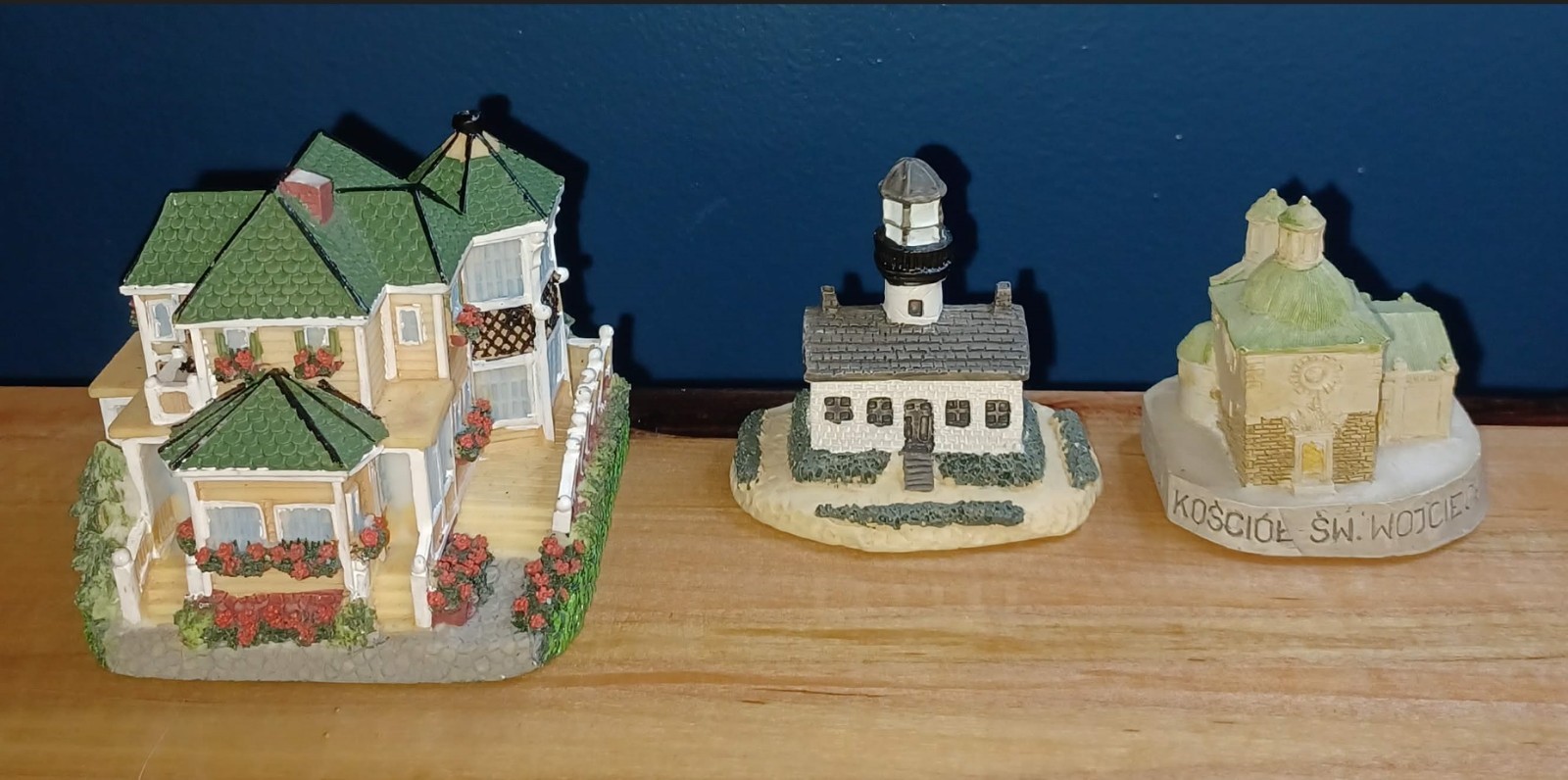 LOT OF 3 SMALL FIGURINES LIBERTY FALLS CHURCH OF ST ADALBERT LIGHTHOUSE 1221