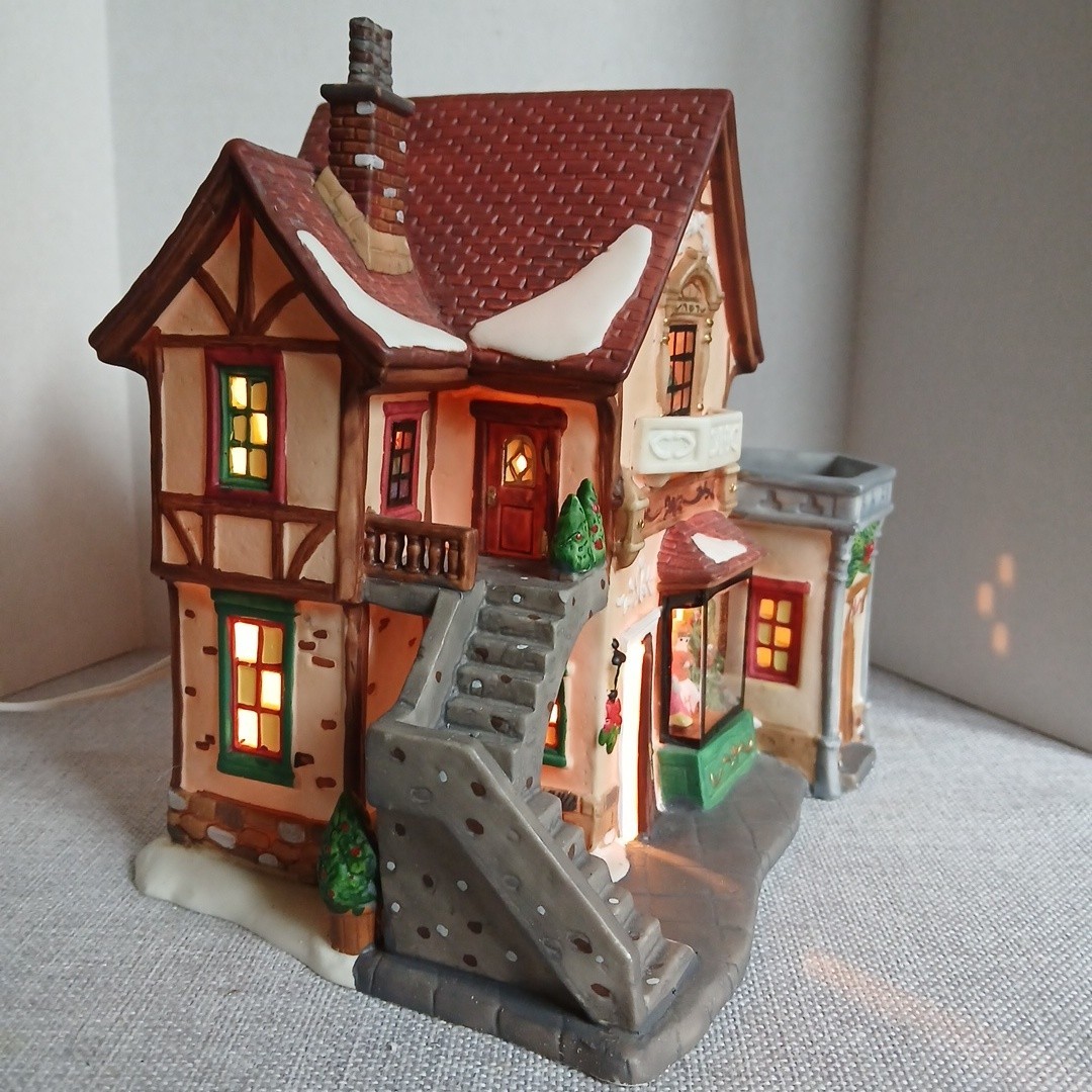 Vintage Holiday Time Village Collectibles P7155 Christmas Decor people in Window