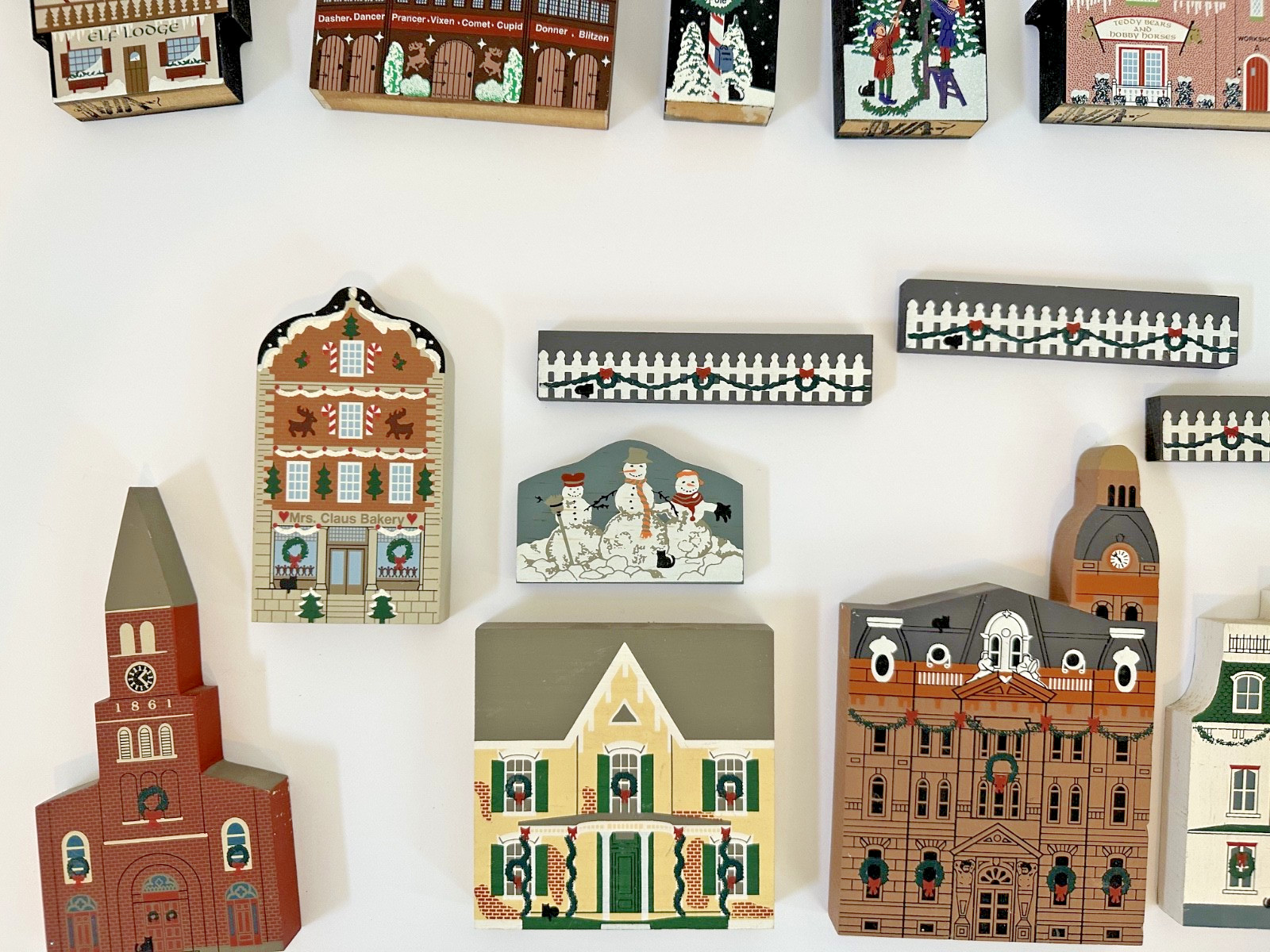 Cats Meow Village North Pole Collection Holiday Christmas 18 Pc Set Shelf Sitter