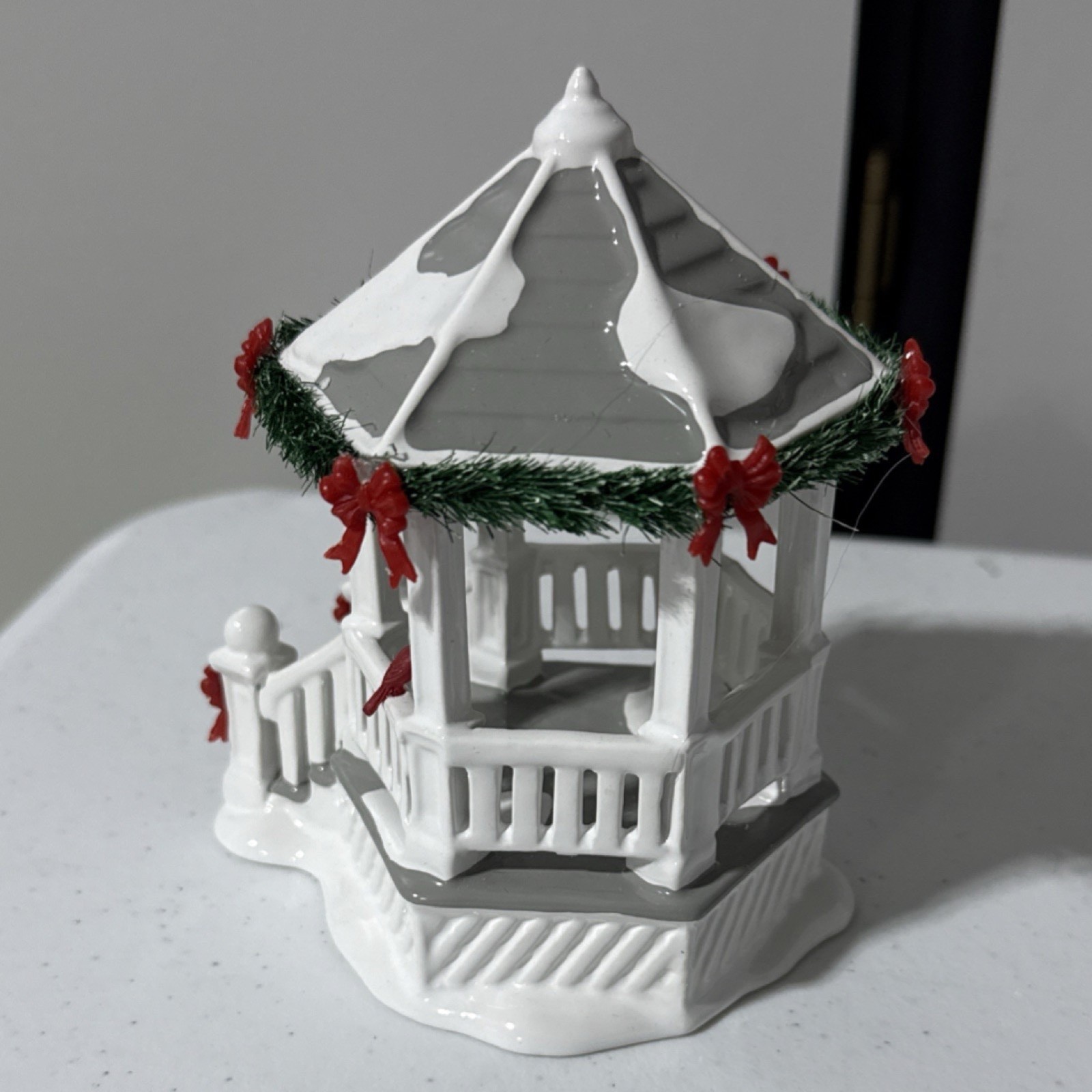 Department 56 Village Accessories Picket Lane Gazebo Resin Christmas 2000-2009
