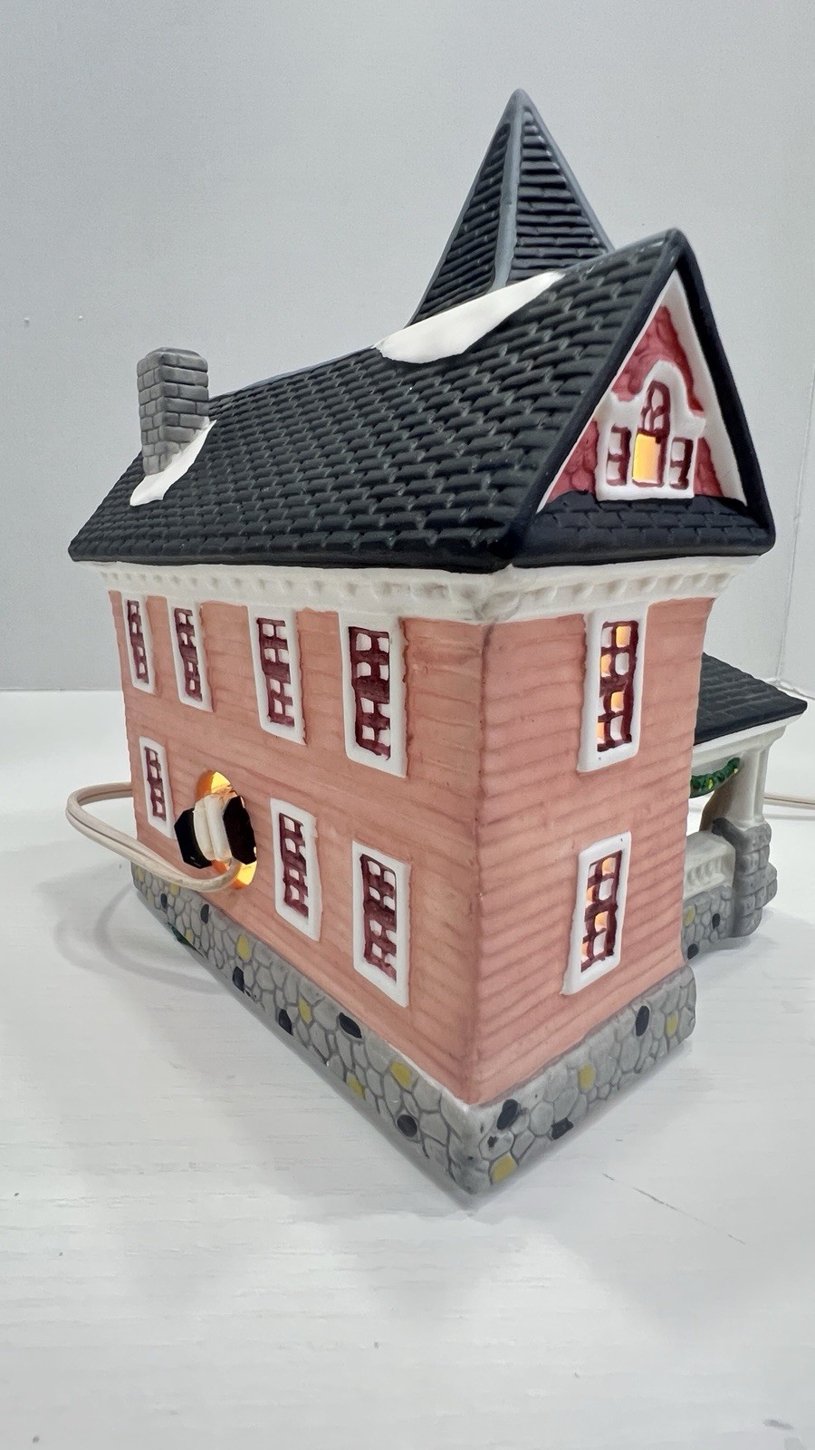 Heartland Valley Village “Pink Lady Farmhouse” Lighted House With Cord Excellent