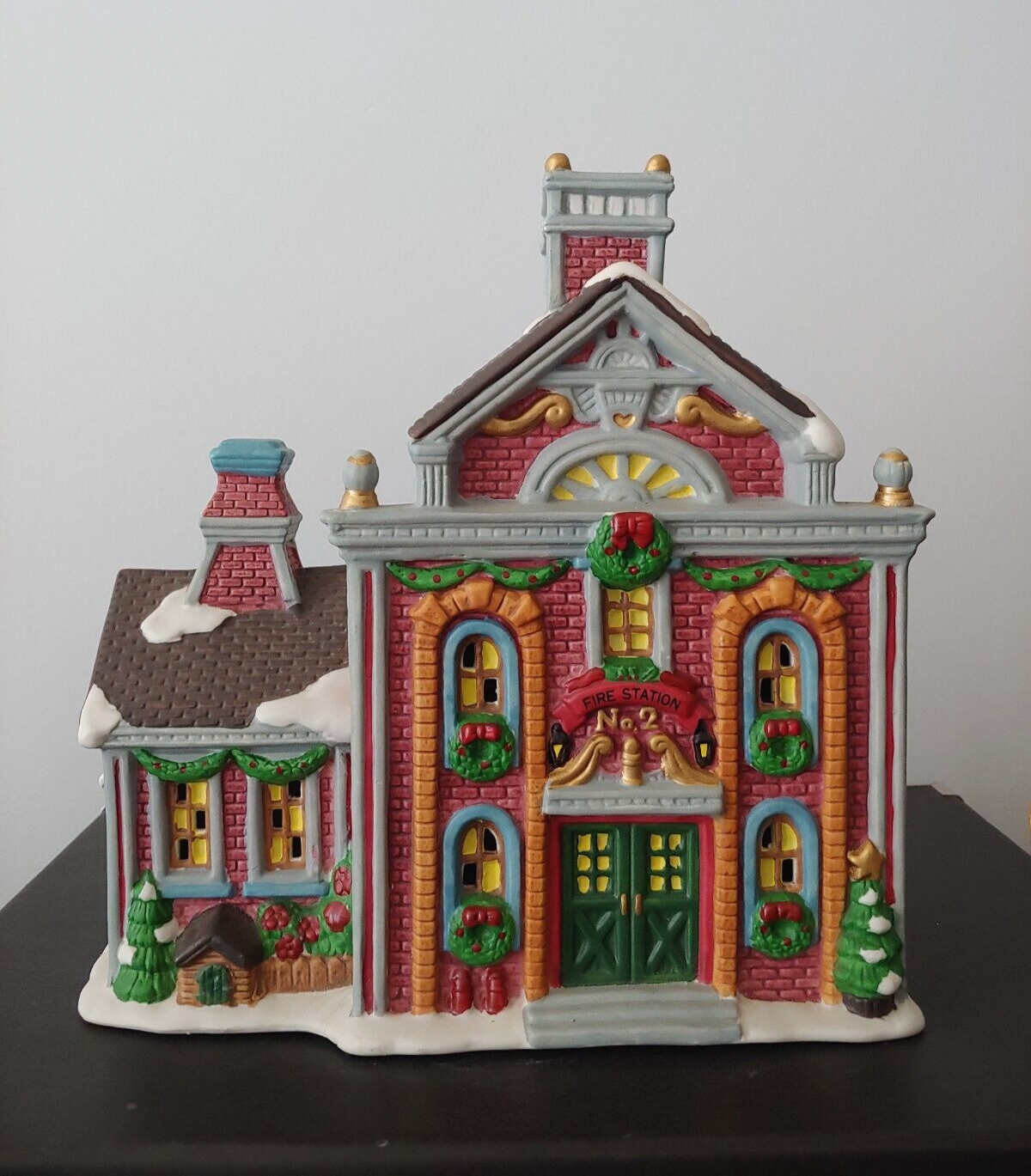 VICTORIAN FIRE STATION Longrich Ltd 1998 Christmas Village 9″ Porcelain House