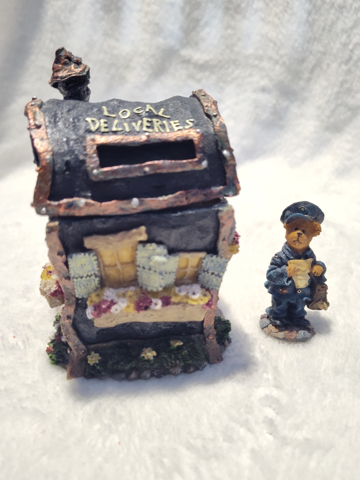 2003 Boyds Collection – Route 33 1/3 Village ‘Mr Posties Maildrop’