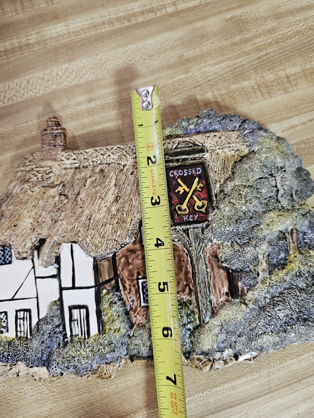 Lilliput Lane Crossed Keys 3D Wall Plaque Plaquette British Cottage Excellent