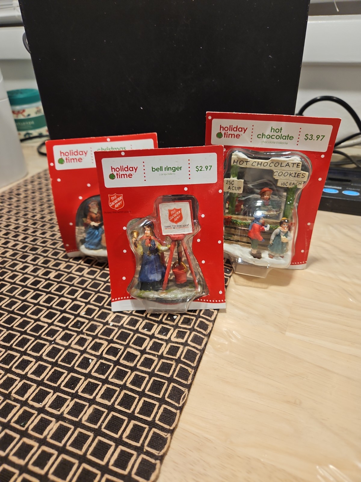 Holiday Time – 3-piece village accessory set – Used