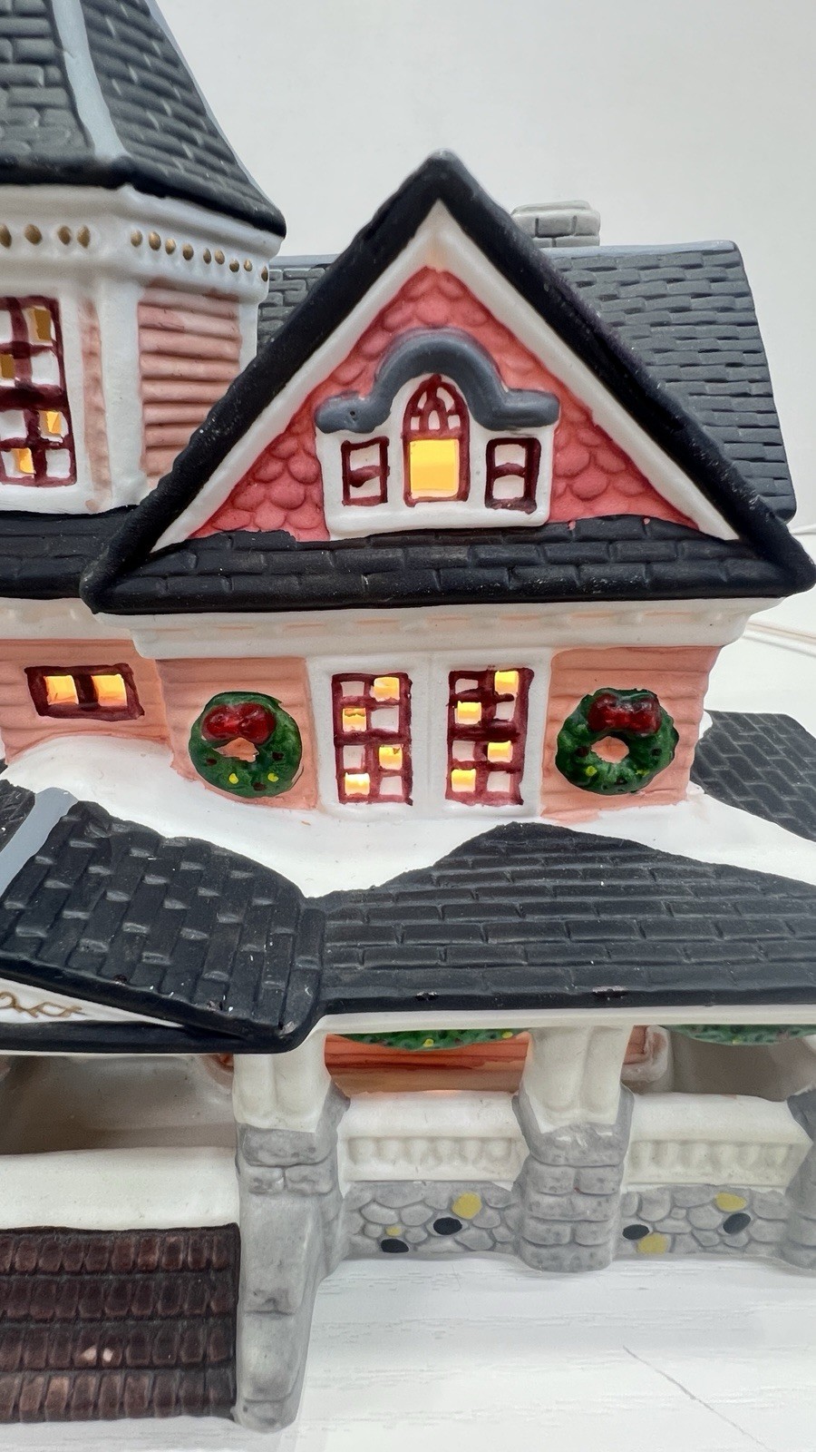 Heartland Valley Village “Pink Lady Farmhouse” Lighted House With Cord Excellent