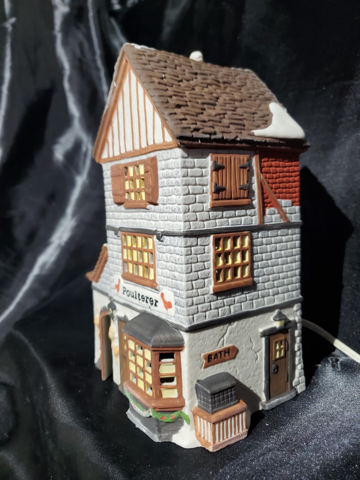 Dept 56 Heritage Village Dickens Series #5926-9 “Poulterer” Lighted House W/Box