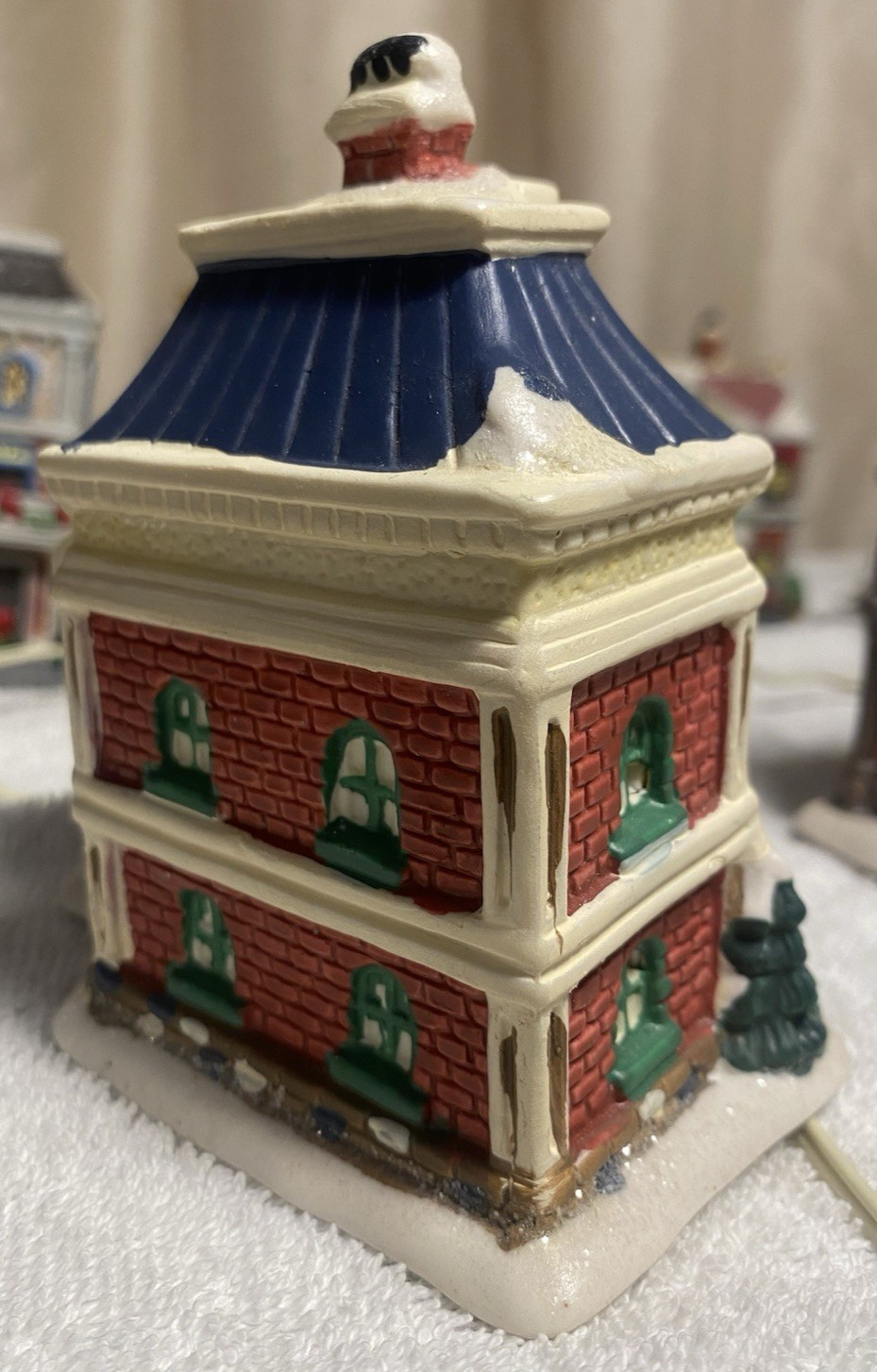 2005 Wyndham Heights light up Christmas village – 13+ pieces