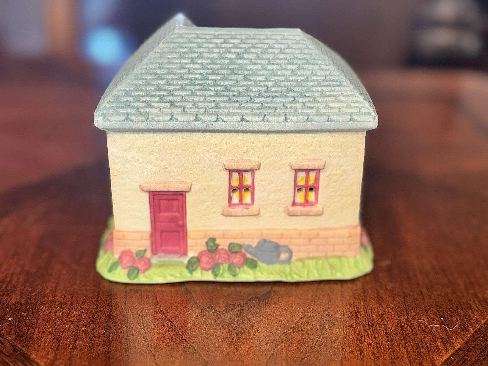 Vintage Yi Cheing Ceramic Figurine House (1993)