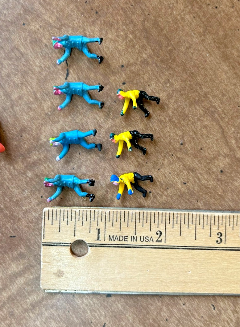22 VINTAGE MINIATURE VILLAGE PEOPLE FIGURES – WINTER SKATING SLEDDING – DIORAMA