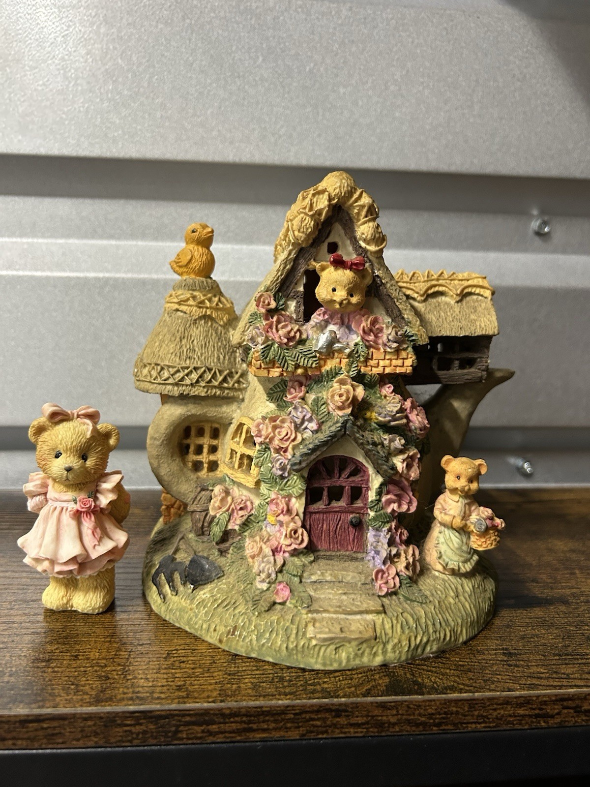 Boyd’s Bears Bearly Built Villages Baileys Cozy Cottage w Teddy Child Of Love