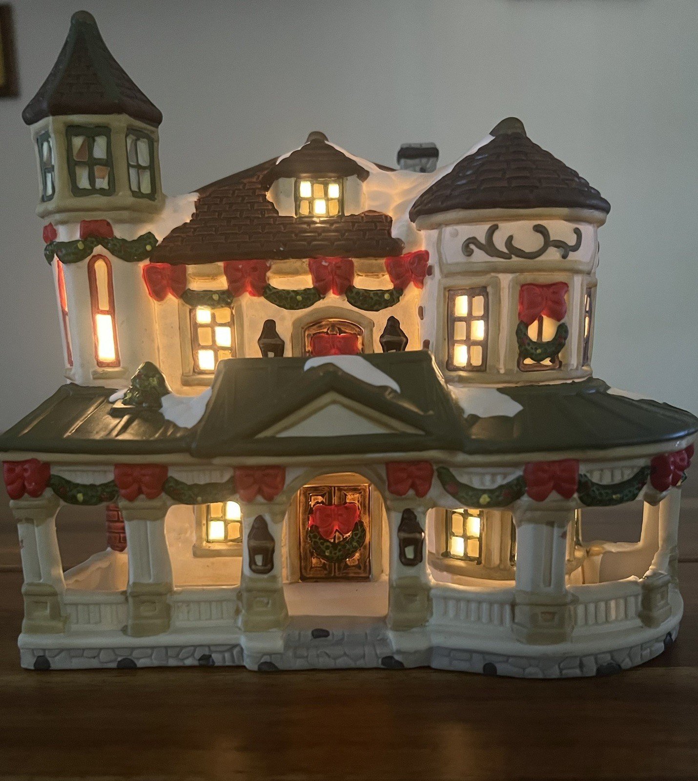 1997 St. Nicholas Square Christmas Village Illuminated, Walker’s Point *SEE DESC