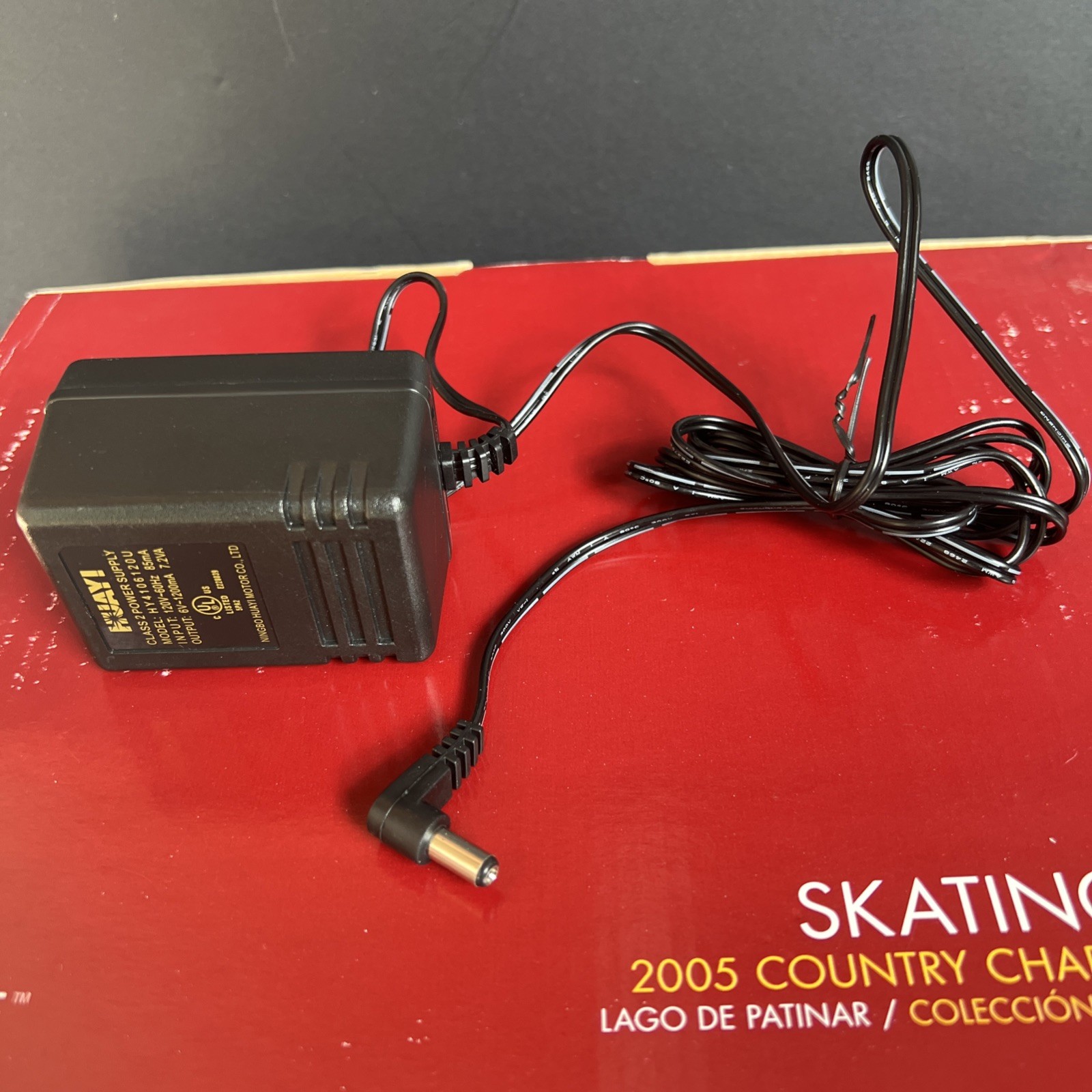 VTG Holiday Time Skating Pond Christmas 2005 Country Charm Collection W/ Box