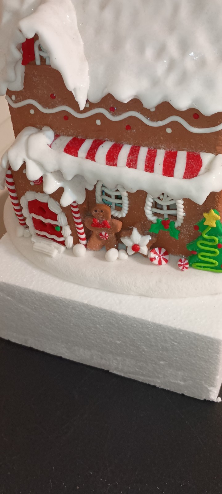 KURT ADLER-9″H- B/O LED CANDY GINGERBREAD COOKIE HOUSE TABLETOP -NEW -D-AS SHOWN