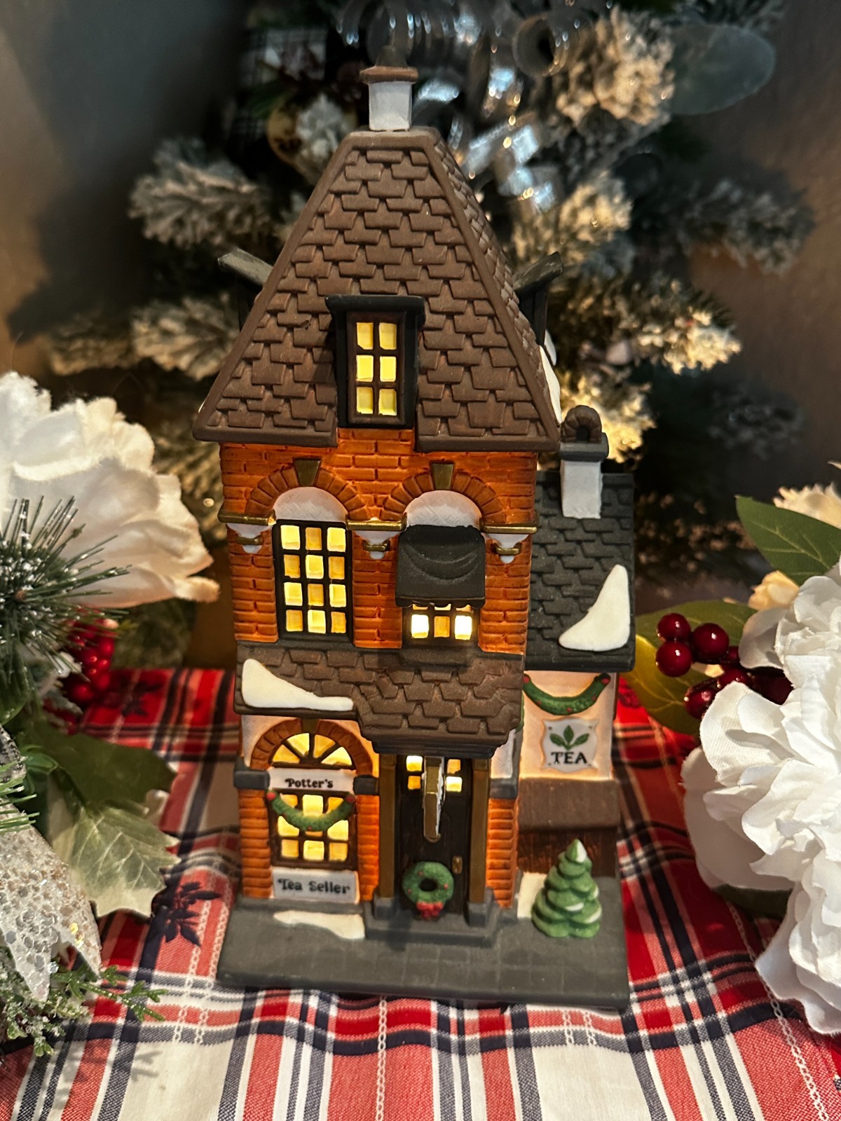 Dept 56 Potters Tea Seller Christmas in the City Village House
