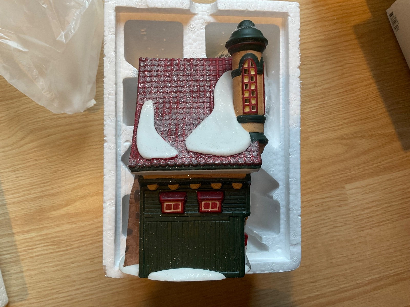 Lot of 2 Dept 56 North Pole Pieces Elf Snow Cone Works & Elf Bunkhouse Free Ship
