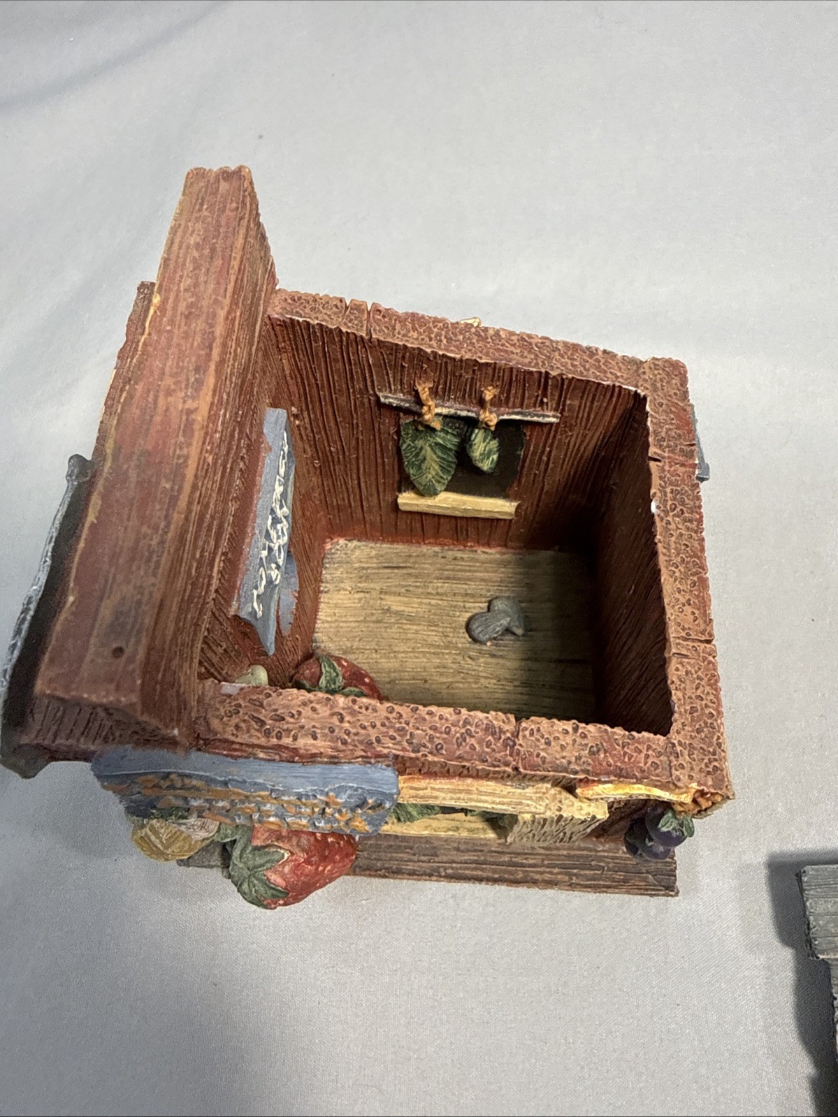 Vintage 1997 FIGI Graphics Town Square Magpie Market Trinket Box Figurine Used