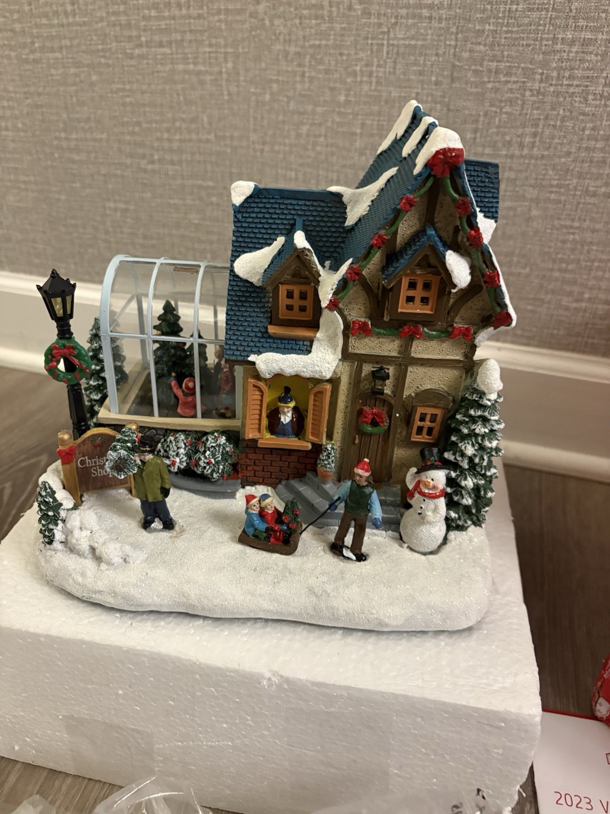 MOMENTS IN TIME 2023 CHRISTMAS SHOP ANIMATED VILLAGE HOUSE W/ BOX TESTED
